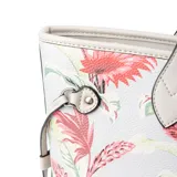 Bolso tote de símil cuero con estampado floral multicolor y herrajes plateados. Tiene doble asa fija, cierre superior, un compartimento principal, un bolsillo interno con cierre y dos bolsillos internos abiertos. El interior está forrado en tela de algodón y poliéster.