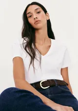 Camiseta rosa de manga corta con cuello en V y corte entallado.