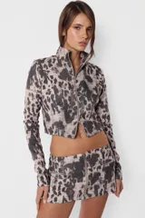 Campera corta de sarga con tacto gamuzado y estampado animal print. Silueta al cuerpo, cuello media polera y cierre desmontable metálico con doble deslizador.