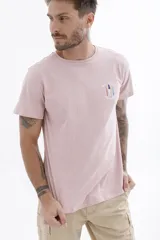 Remera de manga corta color verde azulado con cuello redondo y estampado frontal con el texto "UH3" en blanco.