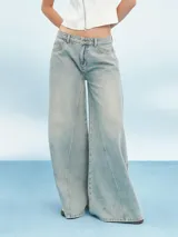 Pantalón de jean celeste de corte ancho con costuras verticales en el frente.