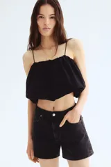 Short de denim negro con cinco bolsillos, cintura estándar con cierre y botón.