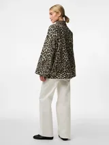 Chaqueta de denim con estampado animal print, cuello marrón y botones negros.
