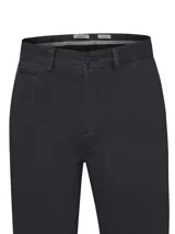 Pantalón de vestir negro, de corte recto, con bolsillos laterales y traseros. Se ajusta a la cintura con cinturón de cuero marrón.
