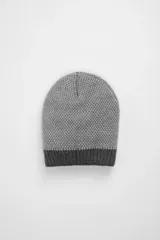 Gorro tejido de punto color gris claro con borde inferior en gris oscuro.