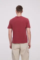 Remera bordeaux de algodón con cuello redondo y mangas cortas.