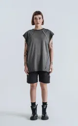 Remera gris con cuello redondo y sisas amplias, con recortes en delantero y mangas y efecto gastado.