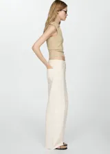 Pantalón de jean color crudo, de corte wide leg y tiro bajo.