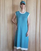 Vestido largo gris con ribete negro y estampado de estrella blanca en la espalda.