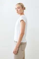 Remera blanca de algodón con escote en V y bordado en el borde. De corte recto y mangas cortas.