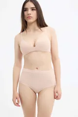 Soutien triangular color piel, de microfibra suave con terminaciones de corte láser y breteles regulables.