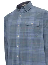 Camisa de franela de algodón orgánico a cuadros en tonos azul, gris y verde. Tiene cuello camisero, manga larga, un bolsillo en el pecho y cierre con botones.