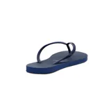Chanclas de goma color azul marino, con suela texturizada y tiras finas con el logo de la marca.