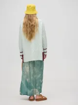 Falda midi marrón con estampado floral en tonos lila, abertura lateral y tiras ajustables.