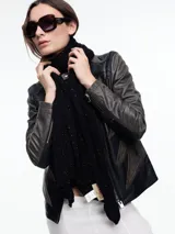 Chal negro tejido en hilado liviano con brillo sutil y pequeñas lentejuelas al tono.