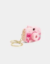 Llavero con forma de cámara vintage color rosa con detalles de un oso y fresas.