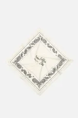 Pañuelo bandana de algodón color crudo con estampado de cachemira en negro.