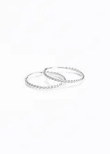 Par de aros argolla de plata 925, con diseño torneado que simula un cordón trenzado.