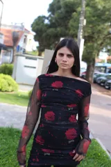 Minivestido negro con estampado de rosas rojas, escote off-shoulder y mangas largas de tul.