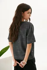 Blusa color crudo de lino con cuello redondo y mangas cortas.