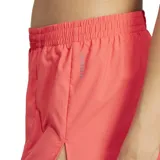 Short de running color coral con logo Adidas estampado en blanco en la pierna izquierda. Cuenta con cintura elástica con cordón de ajuste, calzóncillo interno de malla y aberturas laterales.