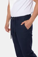 Pantalón de lino color beige, de corte recto y cintura elastizada.