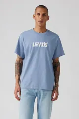 Remera celeste de corte recto y mangas cortas, con logo de Levi's estampado en blanco en el pecho.