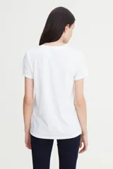 Remera de algodón blanca de corte clásico, con cuello redondo y logo Levi's Batwing estampado en rojo en el pecho.