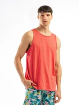 Musculosa lisa color blanco, de corte clásico y cuello redondo.