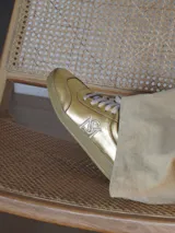 Championes de gamuza azul marino con cordones y suela color caramelo.