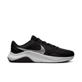 Championes de entrenamiento Nike Legend Essential 3 Next Nature, color negro con detalles en blanco. Zapatillas de caña baja con capellada de malla y superposiciones sintéticas para mayor durabilidad y sujeción. Entresuela de espuma para amortiguación y suela de goma para tracción.