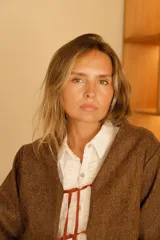 Chaqueta marrón de lana con forro de algodón y tiras de cuero. Diseño con cuello en V y corte a la cintura.