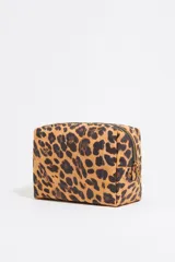 Neceser Bimba y Lola con estampado animal print, confeccionado en nylon con estructura blanda. Presenta logo metálico de la marca, cierre de cremallera y bolsillo interior.