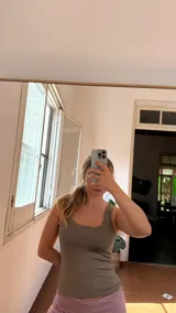 Top básico de lycra color visón (verde oliva/marrón grisáceo) con escote cuadrado y doble tela en la parte delantera.