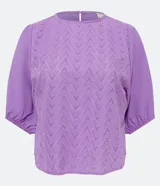 Blusa de laise color lila con mangas cortas abullonadas, cuello redondo y textura cutout.