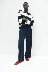 Pantalón azul marino de viscosa, tiro alto, corte holgado, piernas rectas y cintura elástica con cordón ajustable.