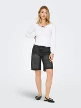 Shorts de jean largos color negro con lavado gastado, de corte recto y tiro medio.