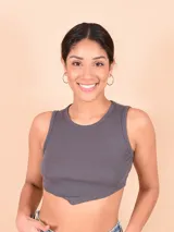 Musculosa amarilla de corte crop y breteles anchos.