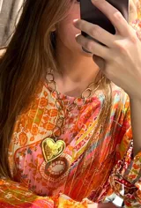 Collar dorado con cadena de eslabones grandes y dije de corazón martillado.