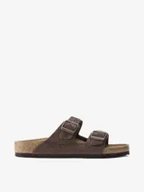 Sandalias Birkenstock Arizona de cuero nobuck marrón con hebillas ajustables plateadas.