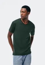 Camiseta verde oscuro de manga corta con cuello en V.
