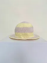 Sombrero tipo bucket tejido a crochet a mano, con hilo 100% algodón y diseño a rayas en tonos rosa y rojo. Presenta una etiqueta con el logo de la marca Cilento en el frente.