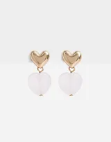 Aros colgantes cortos con pasante de corazón dorado y dije de corazón de piedra blanca.