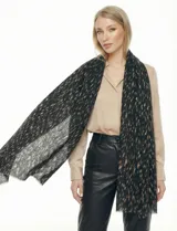 Bufandón de tejido suave marca Barrington, color negro con estampado abstracto en tonos beige. Presenta terminaciones desflecadas en los extremos.