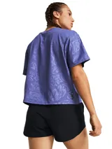 Remera deportiva Under Armour color fucsia con estampado floral en relieve y logo en el pecho.