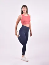 Top deportivo lila de lycra, corte cropped y espalda deportiva.