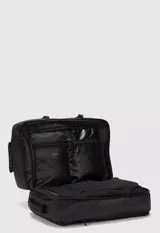Mochila de viaje negra con múltiples compartimentos y correas ajustables. Incluye compartimento acolchado para laptop, espalda y mangos acolchados, hebillas en el pecho, panel trasero transpirable, compartimentos de micromalla para ropa, compartimento a prueba de derrames, bolsillos exteriores de acceso rápido, organizadores internos y asa de enganche a la maleta.