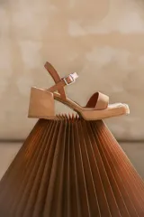 Sandalias de cuero color tostado con plataforma y taco ancho.