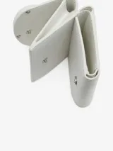 Billetera de cuero blanco con acabado mate, diseño compacto de tres pliegues con ranuras para tarjetas y un bolsillo para monedas.