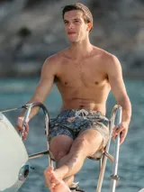 Short de baño para hombre con elástico en la cintura, estampado con motivos florales en tonos azules y marrones, tres bolsillos (dos laterales y uno trasero), tela con 10% spandex y secado rápido con doble costura de seguridad e interior con mesh hipoalergénico.